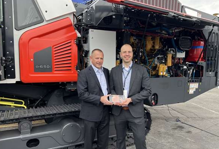 Representatives from Caterpillar and Sandvik commemorate their 10,000-engine collaboration as well as that of Finnish dealer Cat Avesco Oy